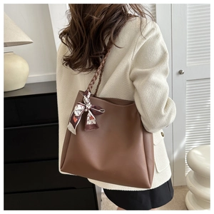 Braune Shopper-Tasche aus Leder mit Knotengriff und dekorativem Seidenschal-Detail