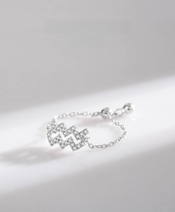 Detailed shot of an adjustable 925 sterling silver chain ring with a sparkling lightning bolt