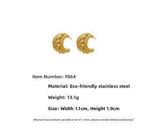 Détail de boucles d'oreilles torsadées en C en acier doré avec dimensions et poids