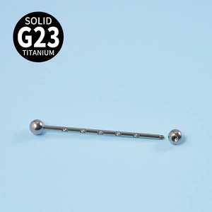 Barre industrielle en titane G23 avec six zircons incrustés sur fond bleu clair uni
