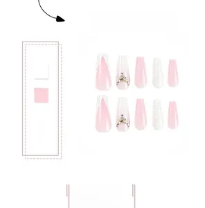 Detail von pink-weißen Kunstnägeln mit Silberglitzer und bunten Strasssteinen
