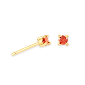 Détail des boucles d'oreilles en argent S925 doré avec zircon rouge serti à 4 griffes