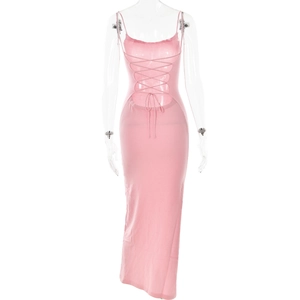 Détails du dos lacé et des bretelles croisées sur une robe longue rose en maille