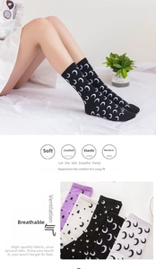 Detail von Baumwollsocken mit Stern- und Mondmustern und elastischen Rippbündchen