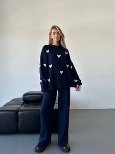 Dettaglio completo di set in maglia oversize blu scuro con motivo a cuore e pantaloni larghi