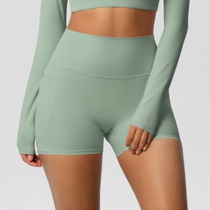 Vue détaillée du short de yoga vert clair à taille haute avec poches latérales
