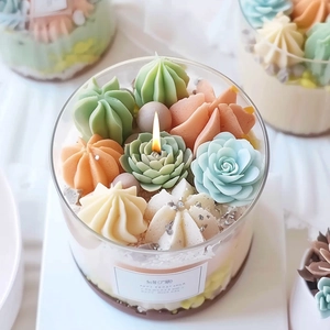 Détails d'une bougie parfumée en forme de succulente colorée dans un verre transparent