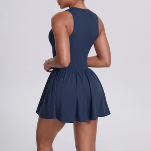 Dettaglio dell'abito da tennis blu scuro con bordo a pieghe e design senza maniche slim