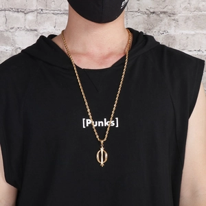 Collier homme chaîne torsadée dorée avec pendentif croix gothique sur un mannequin