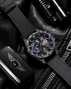 Gros plan d'une montre de sport en fibre de carbone avec cadran chronographe sur cuir