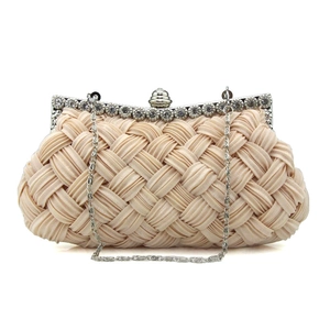 Detail der gewebten champagnerfarbenen Abendtasche mit Strassbesatz und Metallkette
