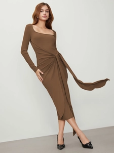 Elegante vestido midi marrón con cuello cuadrado, manga larga y detalle de lazo en cintura