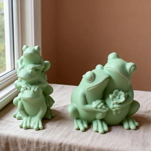 Lot de statues de grenouilles empilées et couple en résine verte avec finition mate