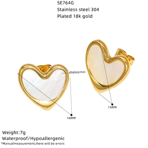 Dettaglio orecchini a cuore placcati oro 18K con inserto in conchiglia e misure da 16mm