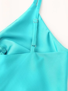 Détail de la robe en satin turquoise montrant la bretelle réglable avec boucle