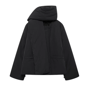 Detail einer minimalistischen schwarzen Pufferjacke mit Kapuzen-Schal-Kragen Design