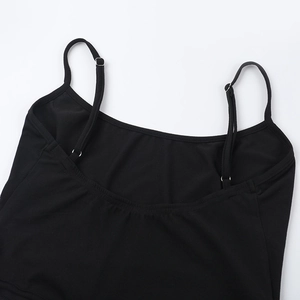 Détail des bretelles fines réglables et de l'encolure arrondie de la robe noire