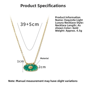 Détails du collier en or 18K avec pendentif malachite verte montrant les dimensions 39+5cm
