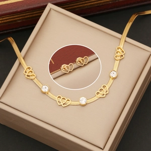 Vue détaillée d'un ensemble de bijoux dorés avec pendentifs en forme de cœur