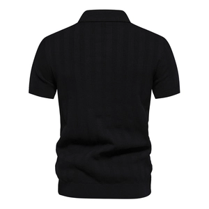 Rückansicht eines schwarzen Herren-Strick-Poloshirts mit vertikaler Rippstruktur