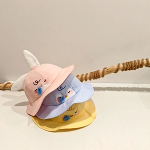 Chapeaux de soleil mignons pour bébés en rose, bleu et jaune avec oreilles de lapin