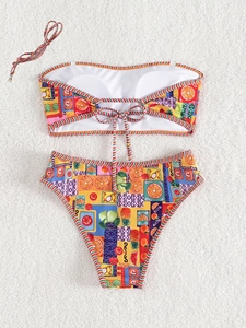 Detaillierte Flachbildaufnahme des Bikini-Sets mit bunten Tropenfrüchten und Streifen