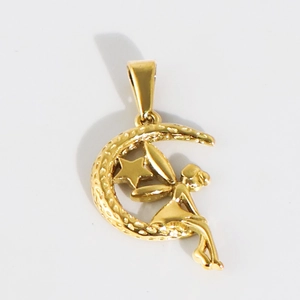 Détail du pendentif doré représentant une fée sur un croissant de lune étoilé