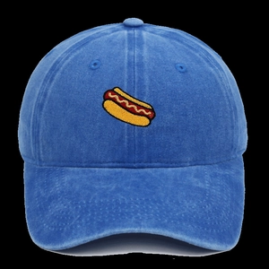 Détail de la broderie hot-dog sur casquette de baseball en coton lavé bleu marine vintage