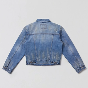 Vista posteriore dettagliata di una giacca in denim slim-fit con lavaggio vintage e cuciture
