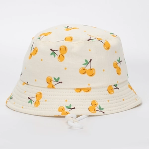 Chapeau bob beige pour enfants avec imprimé cerises jaunes et cordon de serrage réglable