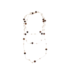 Collier multicouche avec pierres œil de tigre vintage et perles sur fond blanc
