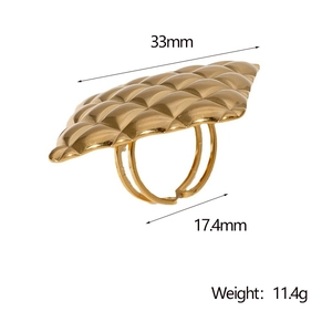 Macro view of 18k gold stainless steel quilted pattern ring with size and weight metrics