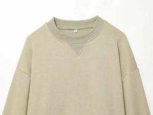 Détail du col d'un sweat-shirt en coton kaki avec couture décorative et étiquette de taille S