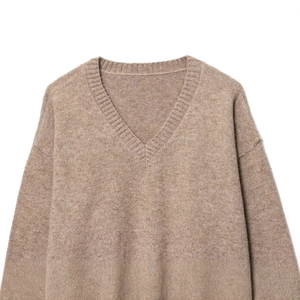 Pull en maille douce à col en V pour femme, couleur avoine, avec épaules tombantes