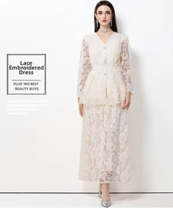 Detail der floralen Stickerei am langärmeligen V-Ausschnitt Spitzenkleid mit Knöpfen
