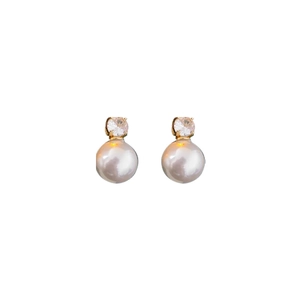 Boucles d'oreilles perles minimalistes avec zircons et base en métal doré