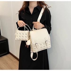 Détail de l'ensemble sac à dos crème avec motifs d'ours et pendentif en peluche sur modèle