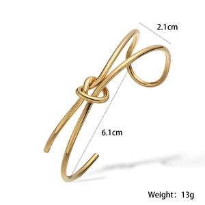 Macroshot van de 18K vergulde geometrische knooparmband met afmetingen en 13g gewicht