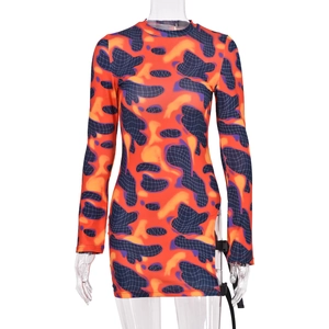 Détail de l'imprimé abstrait orange et violet sur la robe mini moulante à manches