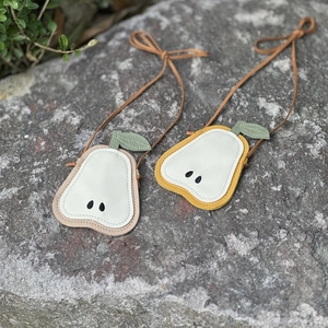 Detail of pear-shaped mini crossbody bags for kids in yellow and white faux leather