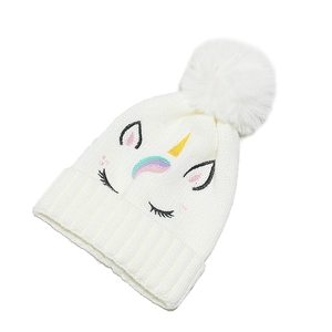 Bonnet en tricot blanc pour fille avec broderie licorne colorée et pompon moelleux