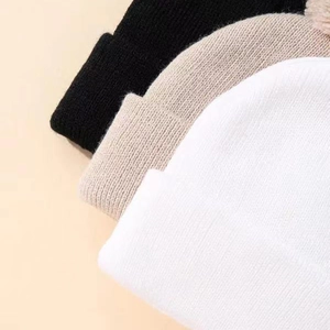 Set di tre berretti in maglia a costine per bambini nei colori nero, beige e bianco crema