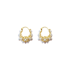 Eleganti orecchini a cerchio in perle dorate con design geometrico traforato e chic