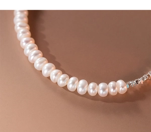 Detail of s925 silver irregular block chain with freshwater pearl choker design