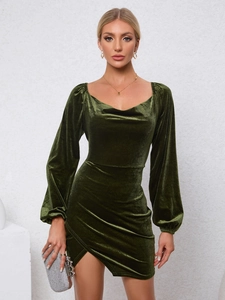 Elegante vestido ajustado de terciopelo verde esmeralda con mangas abullonadas y abertura lateral