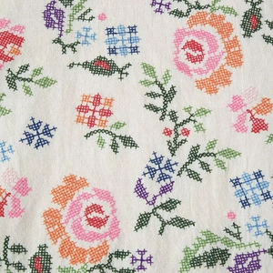 Camicetta stile francese con ricami floreali colorati su tessuto color crema