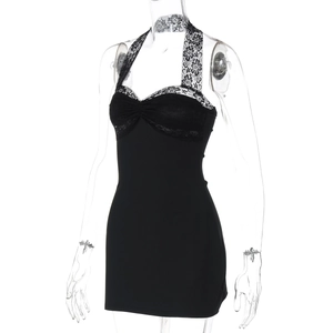 Dettaglio del delicato pizzo nero sullo scollo e sulle spalline di un mini abito aderente