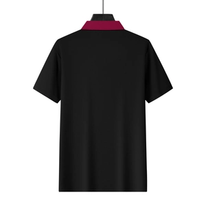Rückansicht eines schwarzen Herren-Poloshirts mit dezentem weinrotem Blockkragen-Detail