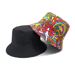Bob réversible pour hommes et femmes avec couleur noire et imprimé graffiti multicolore