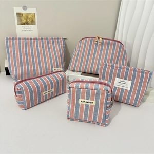 Gestreiftes Make-up Taschen Set aus Canvas in Rosa und Blau mit viel Stauraum